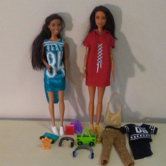 Pair of Barbie dolls with accessories - Picture 2 of 8